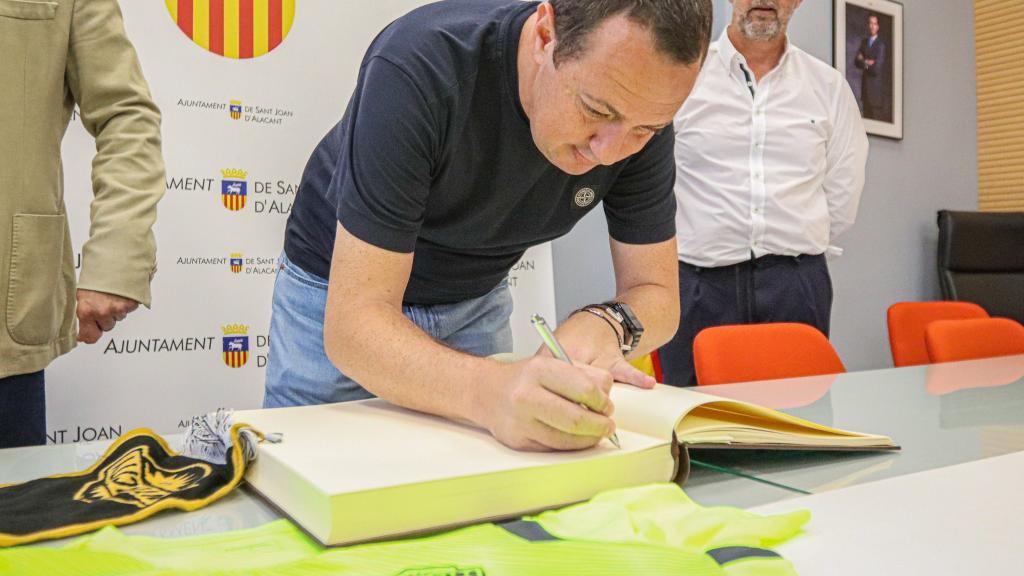 El presidente del Intercity, Salvador Martí, en una pasada firma en Sant Joan.