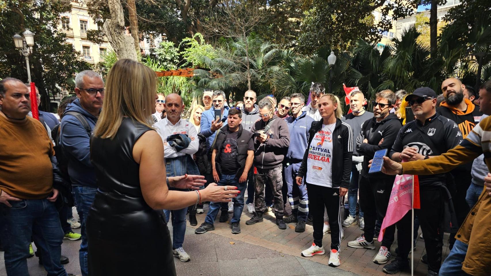 La consellera Nuria Montes, izquierda, en el encuentro este miércoles en Alicante.