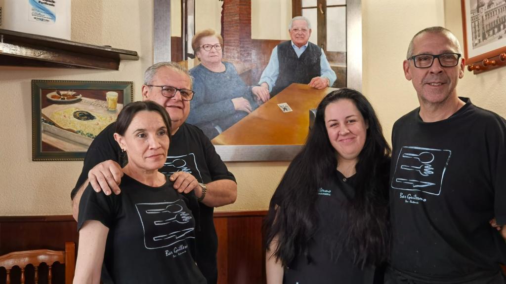 Paco Macià con Maite, Laura y Jesús, la familia detrás de la barra del Bar Guillermo.