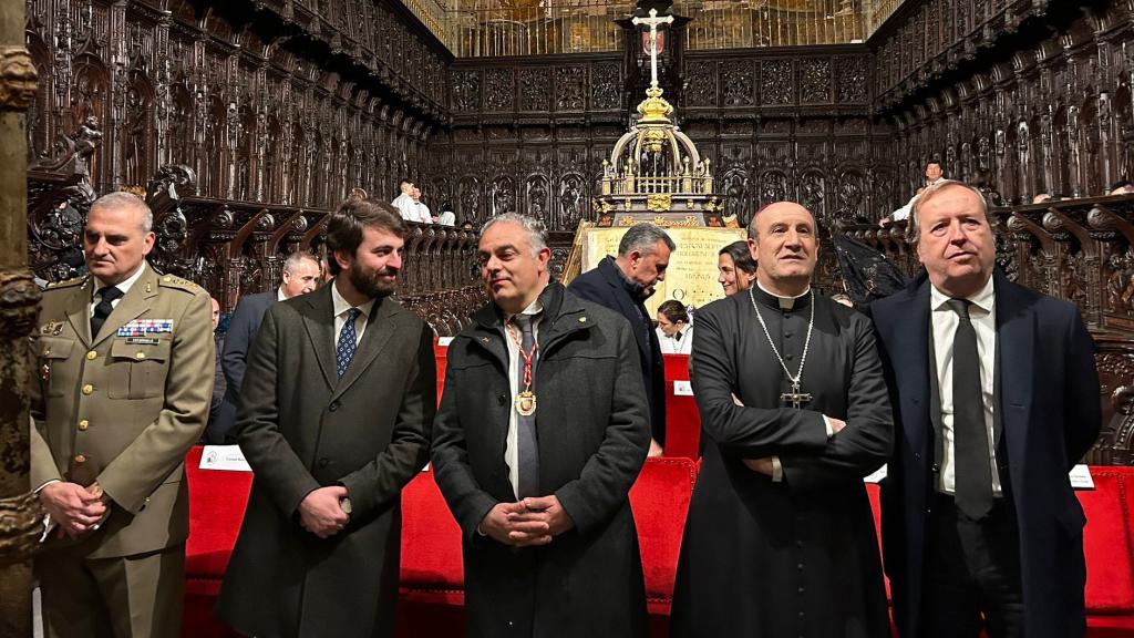 El vicepresidente de la Junta, Juan García-Gallardo, junto con el alcalde de Astorga, José Luis Nieto, durante el Via Crucis del Martes Santo en la localidad.