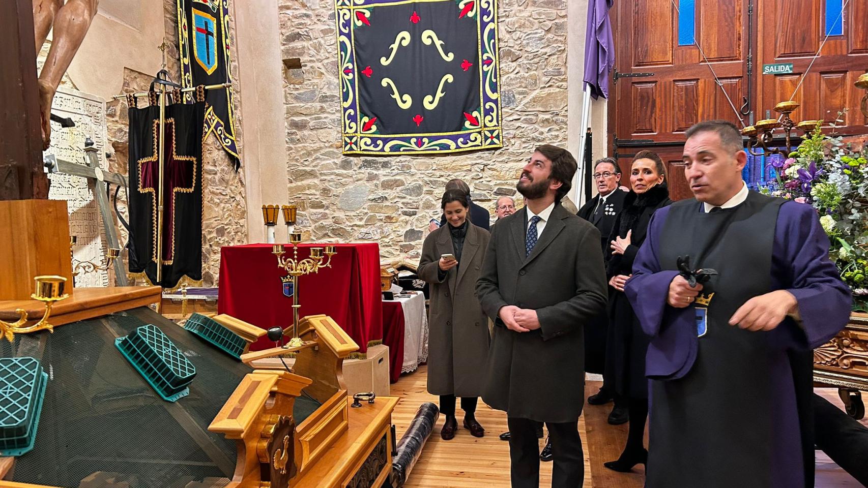 Visita de Juan García-Gallardo a la localidad leonesa de Astorga, este Martes Santo.