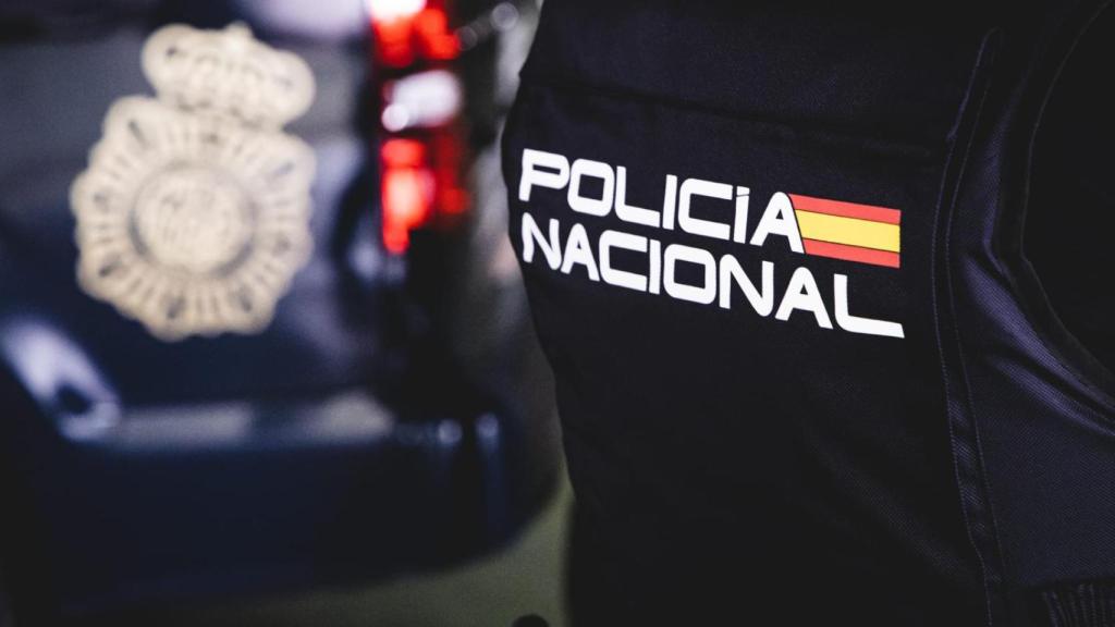 Un agente de la Policía Nacional