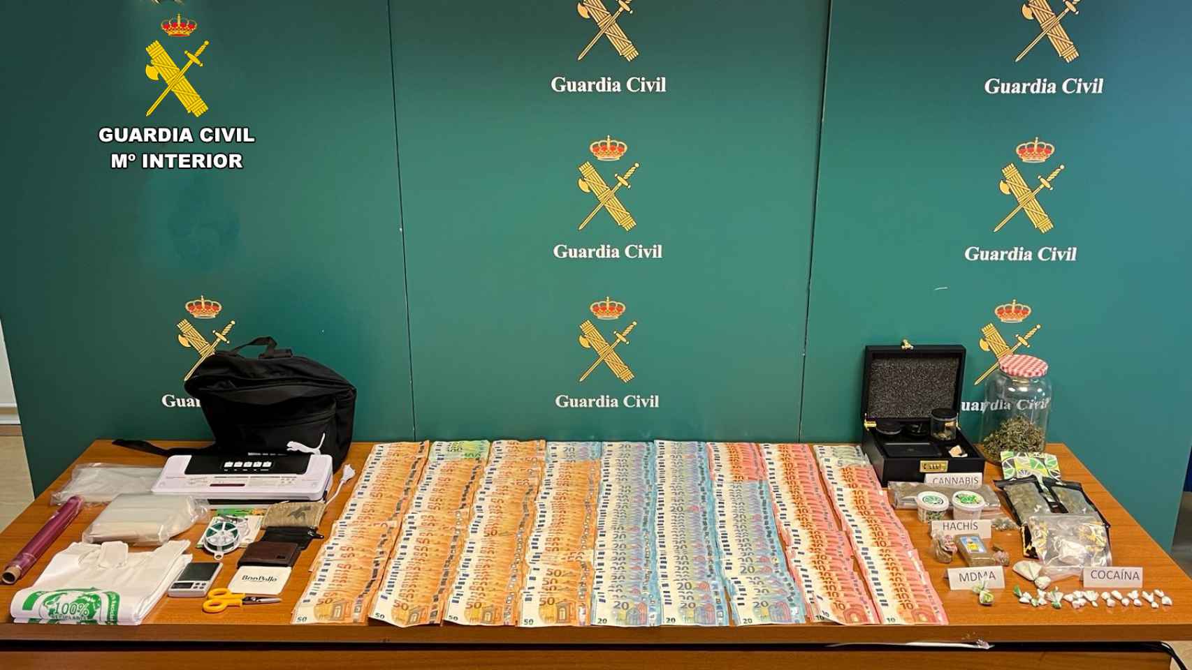 El dinero y la droga incautada por la Guardia Civil en Palencia