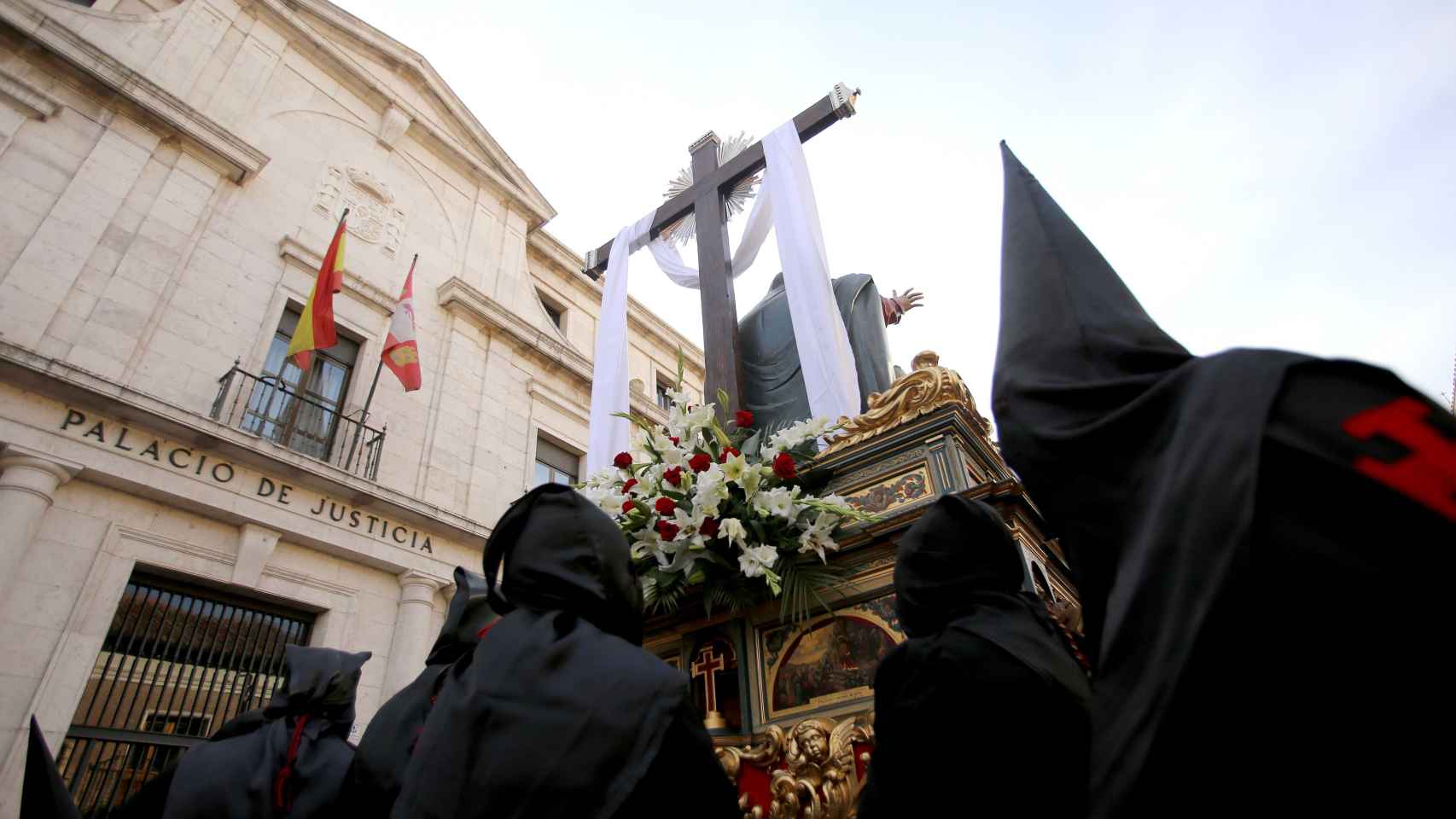 Imagen de archivo de una procesión de Penitencia y Caridad, pasando frente la Audiencia Provincial de Valladolid
