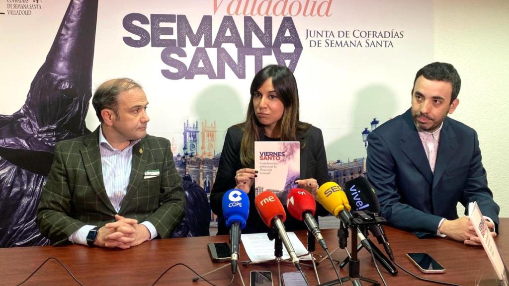 La concejala de Turismo, Eventos y Marca Ciudad, Blanca Jiménez, y el presidente de la Junta de Cofradías de Semana Santa de Valladolid, Miguel Vegas, presentan la guía de la procesión general de Viernes Santo