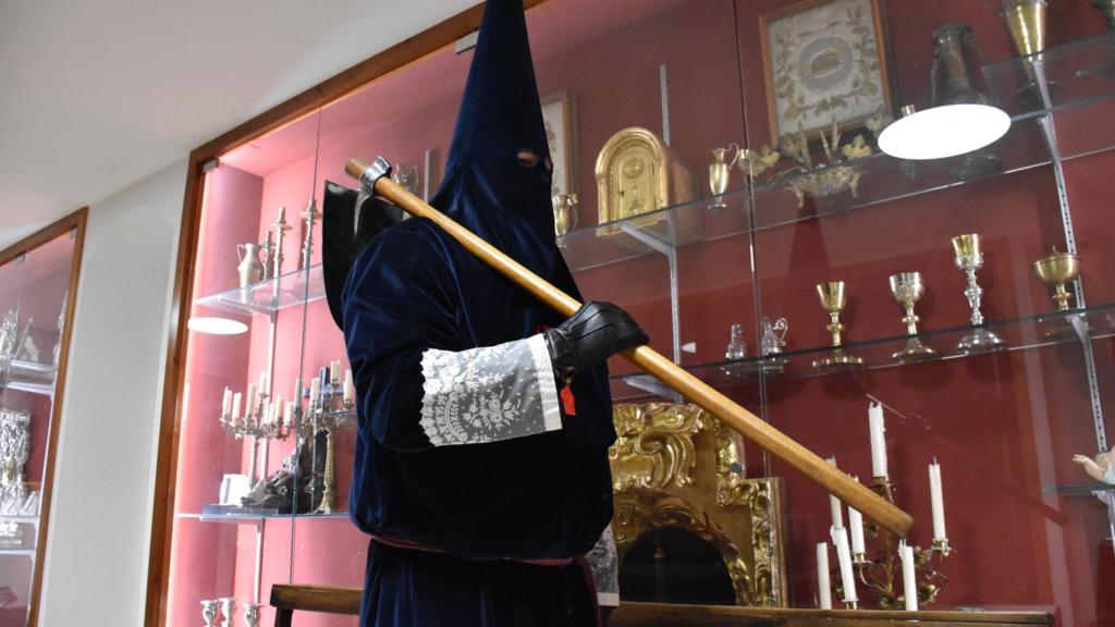 Un cofrade de Las Angustias porta el azadón