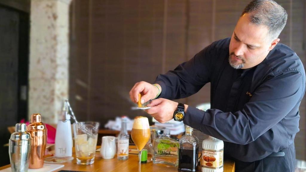 El zamorano Jonathan Méndez Tapioles preparando su cóctel 'Homenaje'