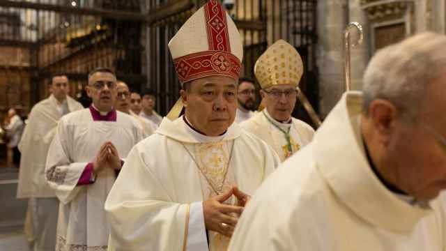 El nuncio apostólico en España y en el Principado de Andorra, Bernardito Auza, concelebra con el obispo de Zamora, Fernando Valera, la Misa Crismal en la Catedral zamorana.