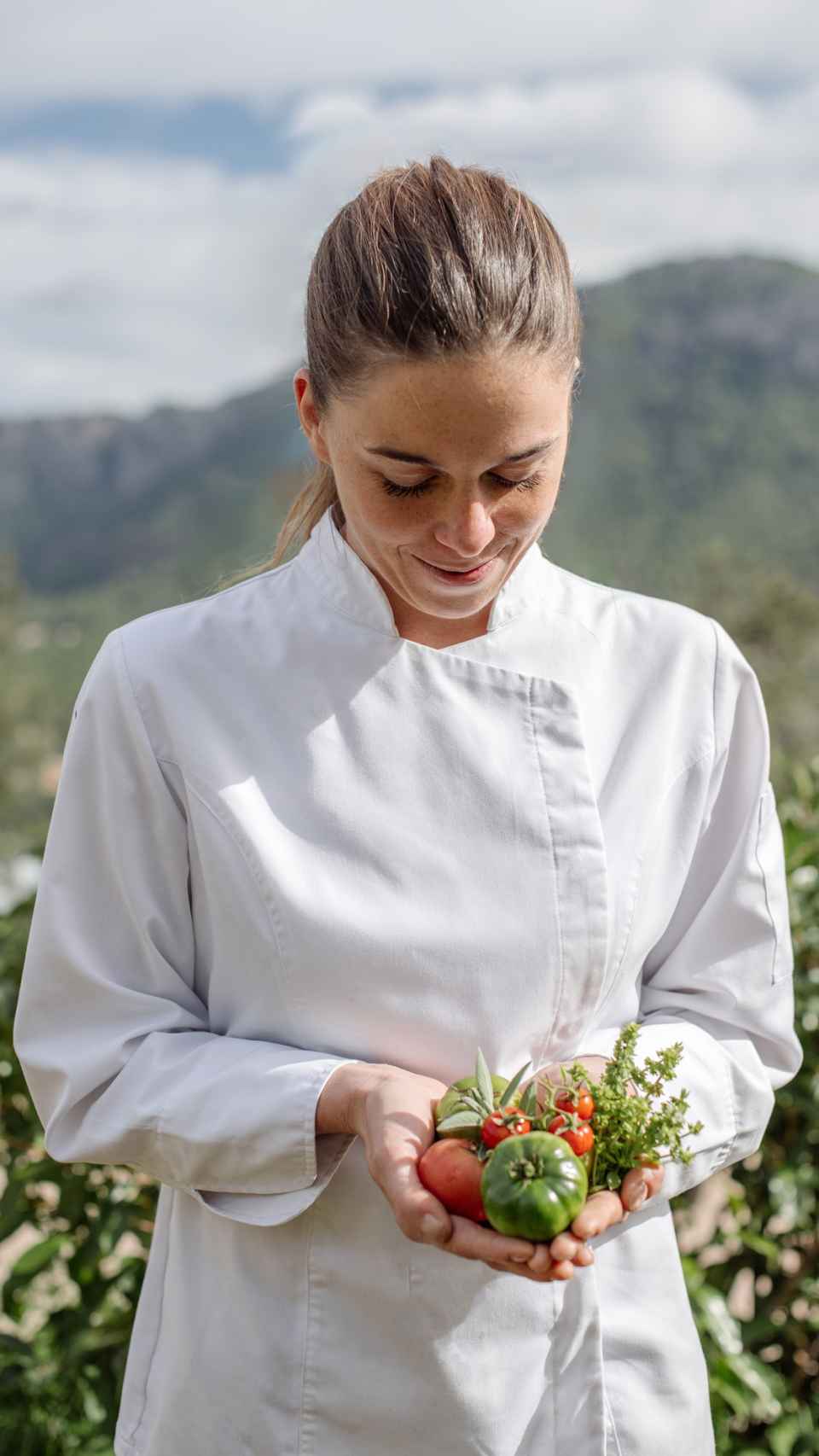 La chef Brenda Lisiotti en en el huerto del hotel.