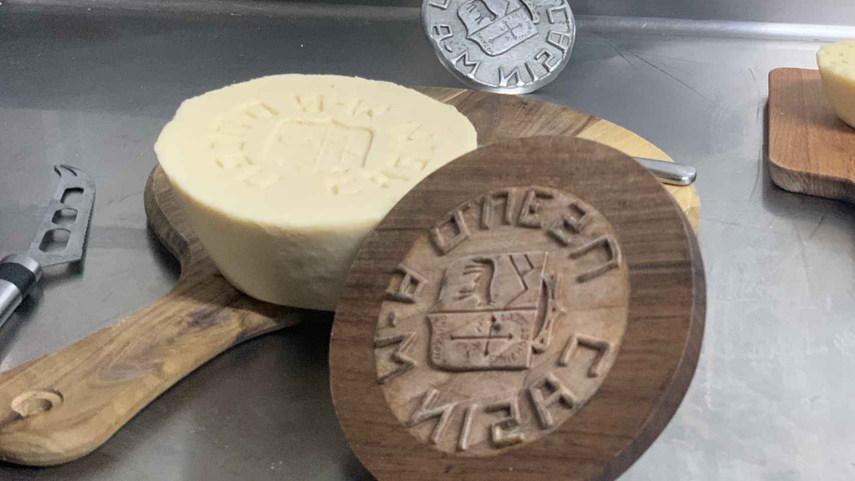 Queso Casin y el sello de la quesería que lo produce.
