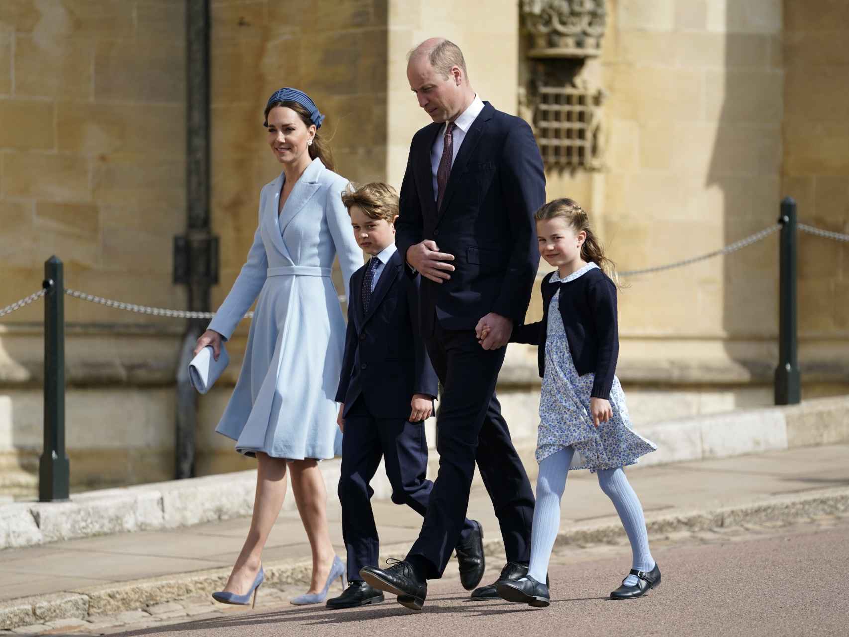 Los Príncipes de Gales con sus dos hijos mayores, George y Charlotte, en la misa de Pascua de 2022.