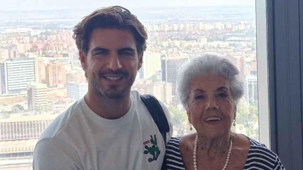 Maxi Iglesias y su abuela, en una imagen compartida en redes sociales.