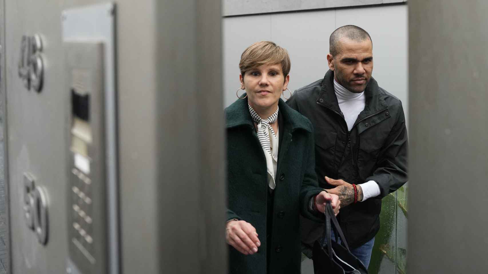 Dani Alves junto a su abogada, Inés Guardiola, a su llegada a su domicilio tras salir de la cárcel