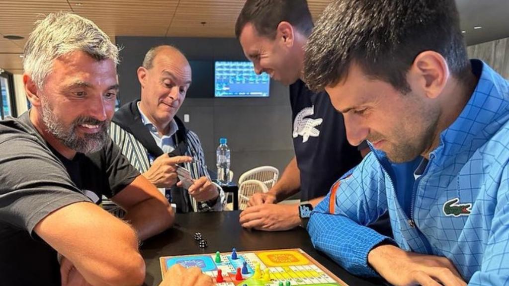 Goran Ivanisevic y Novak Djokovic jugando una partida de parchís