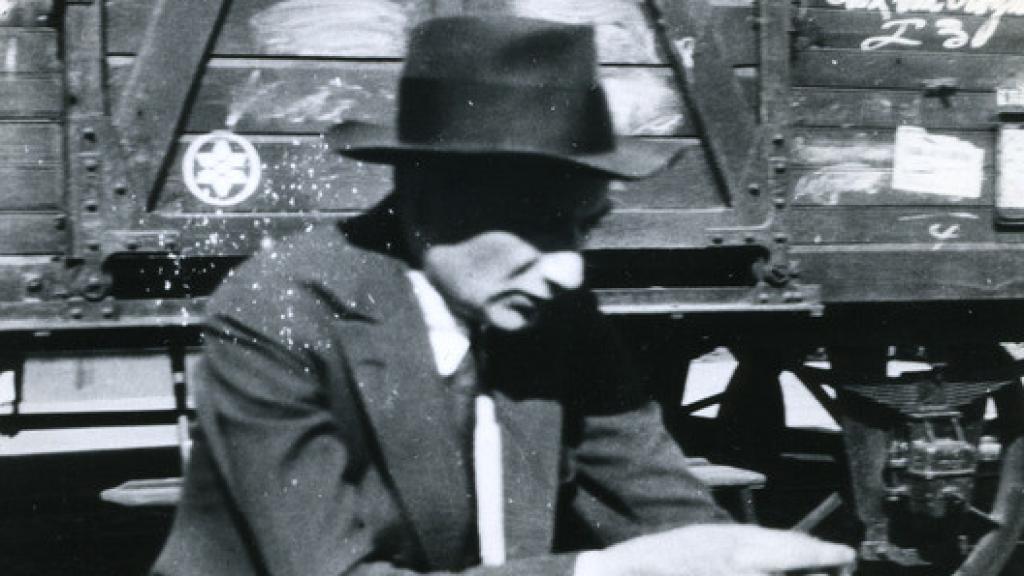 Joseph Roth esperando en una estación de tren. Francia, 1926. Foto: Leo Baeck Institute