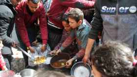 Palestinos se reúnen para recibir comida gratuita en Jabalia, en el norte de la Franja de Gaza, 19 de marzo de 2024. (Reuters/Mahmoud Issa)