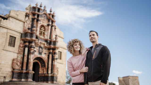 Una pareja visita la Basílica de la Vera Cruz de Caravaca.