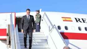 El presidente del Gobierno de España, Pedro Sánchez, baja del avión presidencial Falcon, en una imagen de archivo.