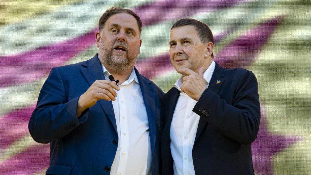 El presidente de ERC Oriol Junqueras, y el coordinador de EH Bildu Arnaldo Otegi durante un mitin para las elecciones del 23J en la plaza Comercial, a 17 de