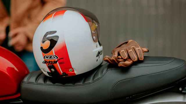 Un casco de moto fabricado por NZI Helmets.