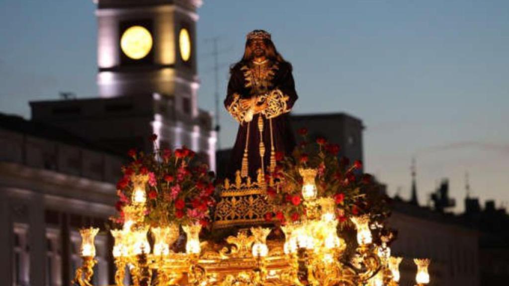 Una procesión a su paso por Sol.