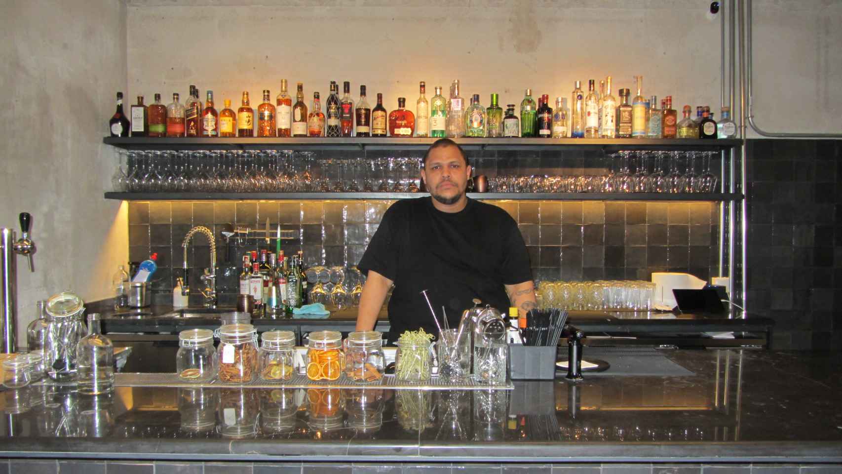 El chef Luis Alejandro Hernández en la barra del nuevo restaurante Nos.