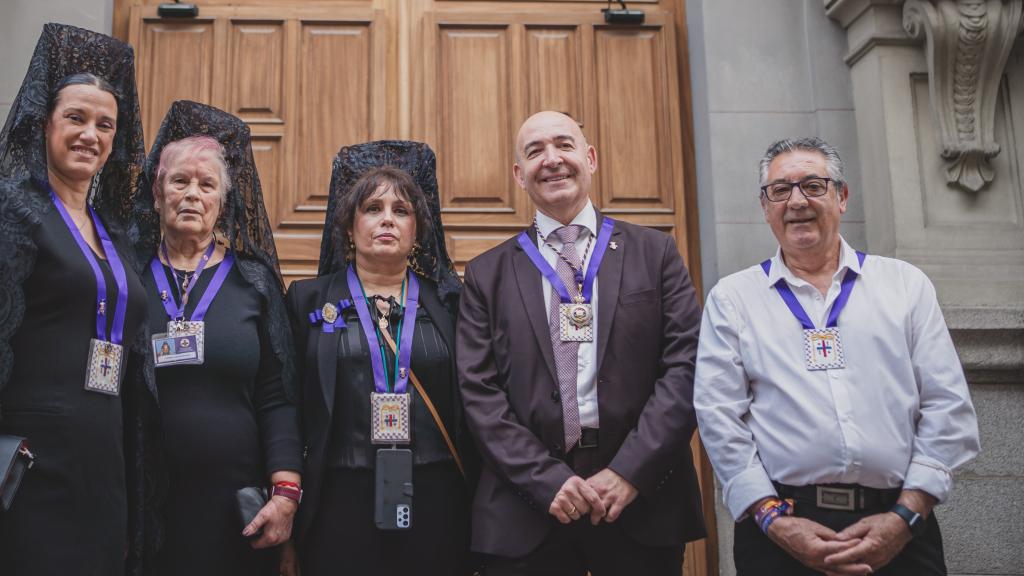 Hermanos de la Archicofradía del Cristo de Medinaceli en la entrada de la Basílica de Jesús de Medinaceli.