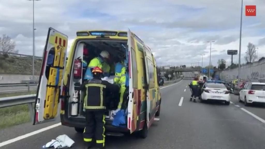 Los sanitarios en la A-6 en Madrid.