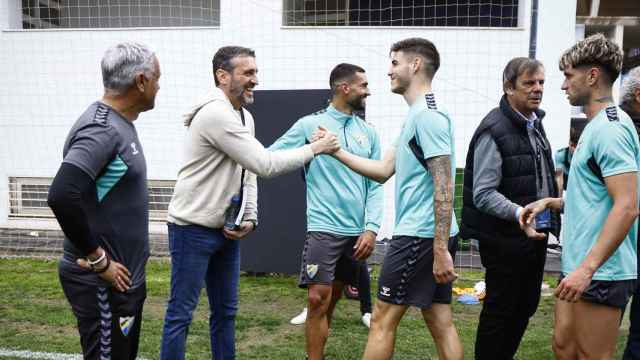 Ibon Navarro visita el entrenamiento del Málaga CF