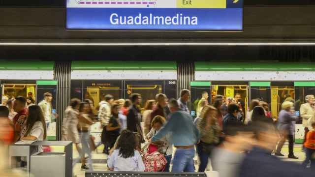 Decenas de pasajeros en el interior de una de las estaciones del Metro de Málaga.