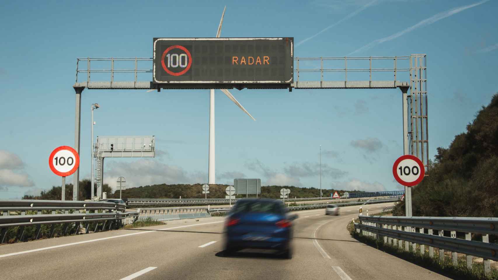 Radar de velocidad en una carretera.