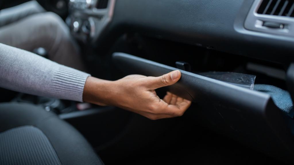 Imagen de archivo de la guantera de un coche.