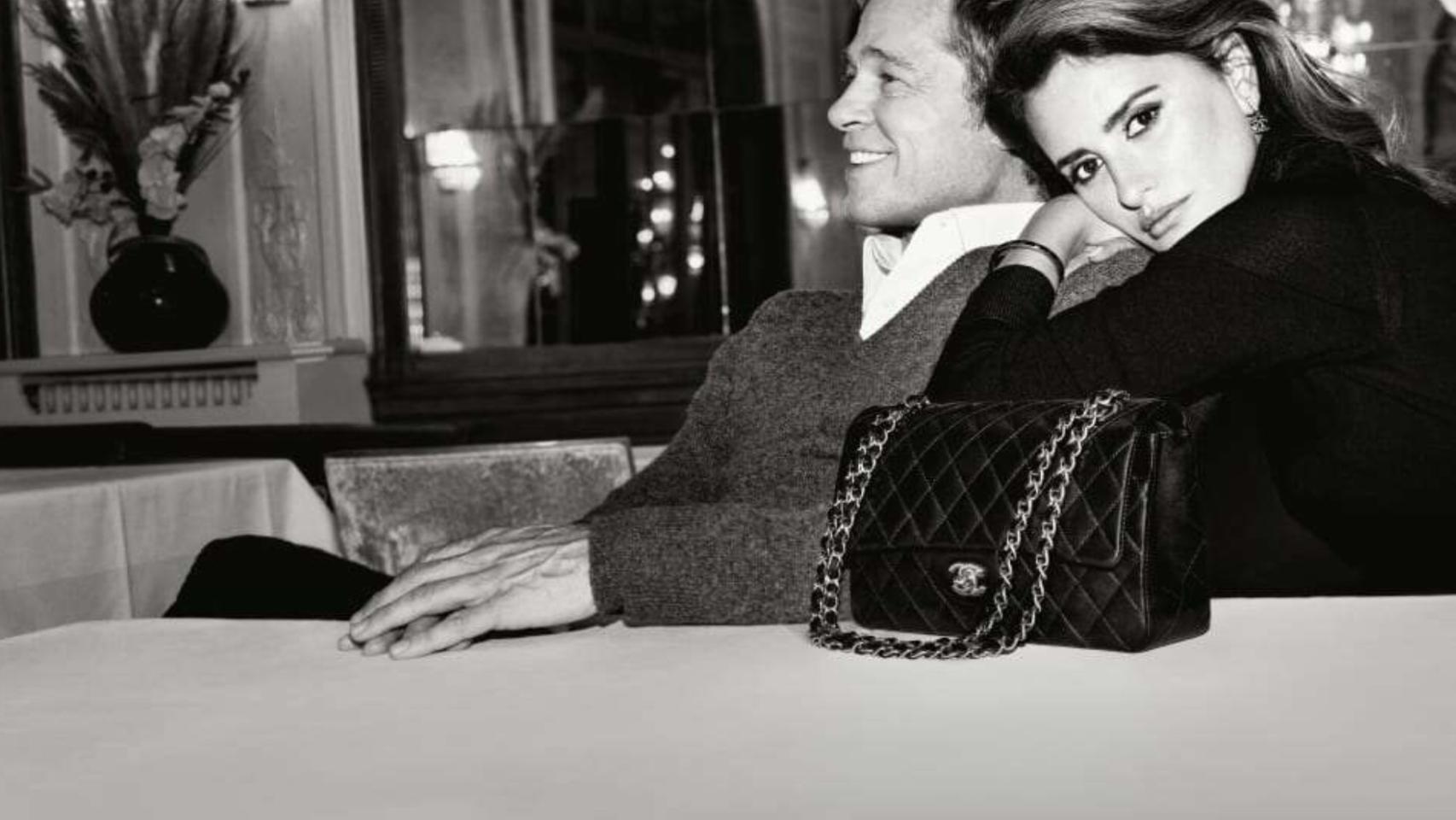 Penélope Cruz y Brad Pitt posando para la nueva campaña que rinde homenaje al icónico bolso 'Chanel 2.55'.