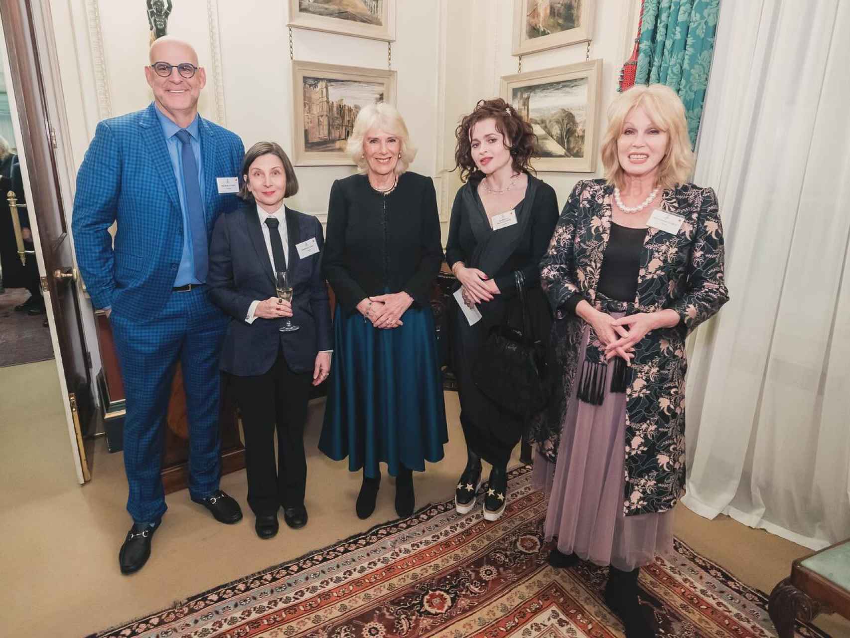 La Reina, con algunos de sus invitados al evento de The Queen's reading club.