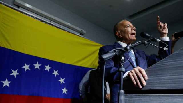 Manuel Rosales, gobernador de Zulia y candidato presidencial por la oposición, se dirige a los medios de comunicación, el martes en Caracas.