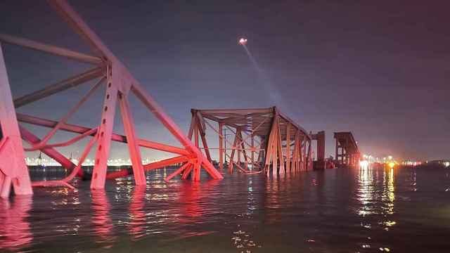 El puente de Baltimore sumergido en el agua tras el choque de un barco mercante este martes.