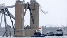 Los barcos de emergencia trabajando cerca de la sección colapsada del puente Francis Scott Key.