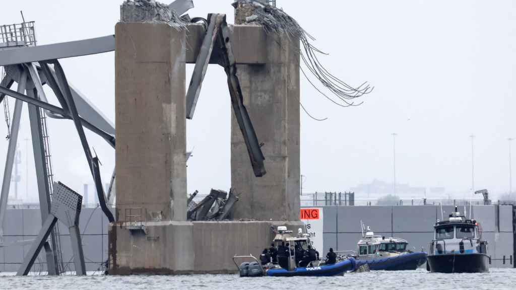 Los barcos de emergencia trabajando cerca de la sección colapsada del puente Francis Scott Key.