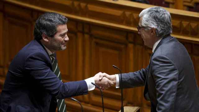 El nuevo Presidente del Parlamento Portugués, José Pedro Aguiar Branco (izquierda), estrecha la mano de André Ventura, diputado del Partido Chega.