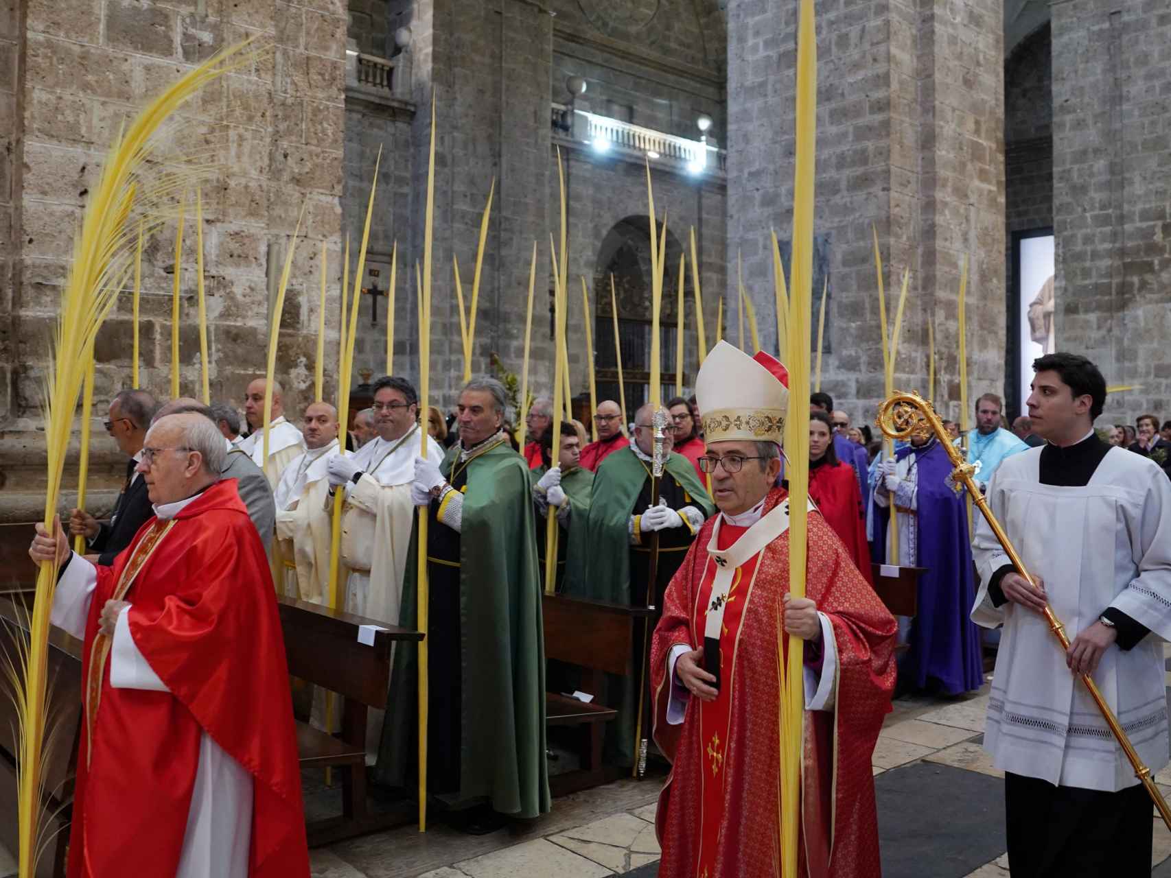 El arzobispo de Valladolid y presidente de la Conferencia Episcopal, Luis Argüello, en la bendición de las palmas de Domingo de Ramos.