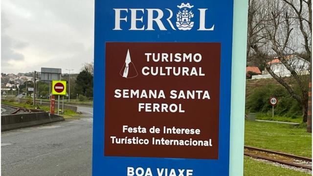 Los mupis de Ferrol ya promocionan la Semana Santa