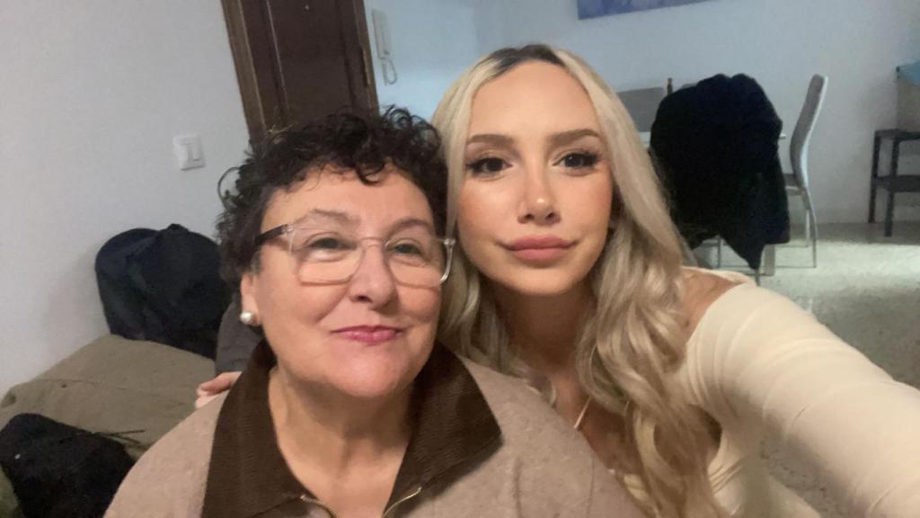 La sevillana María Salmerón posa con su hija Miriam.