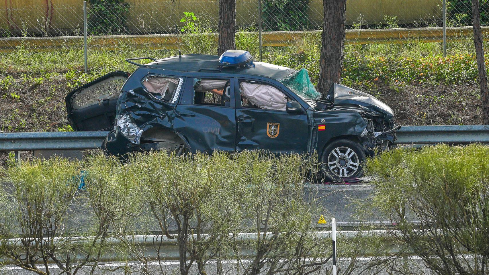 Estado en el que quedó un coche de la Guardia Civil tras el accidente.