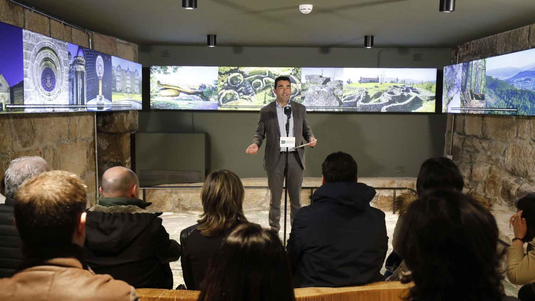 Luis López en la presentación del proyecto para el Castillo de Sobroso.