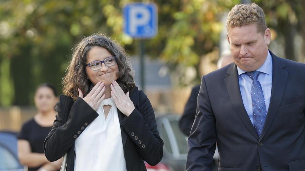 Mónica Oltra, junto a su abogado a las puertas del juzgado.