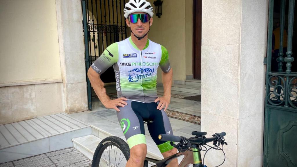 Una imagen de Chicuy en su bicileta.