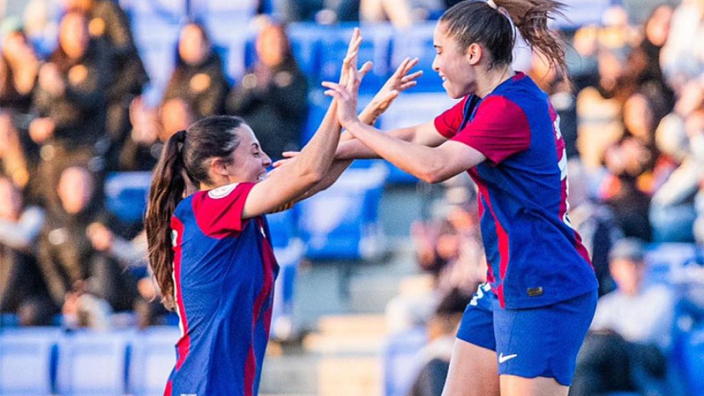 Dos jugadoras del FC Barcelona 'B' celebrando un gol