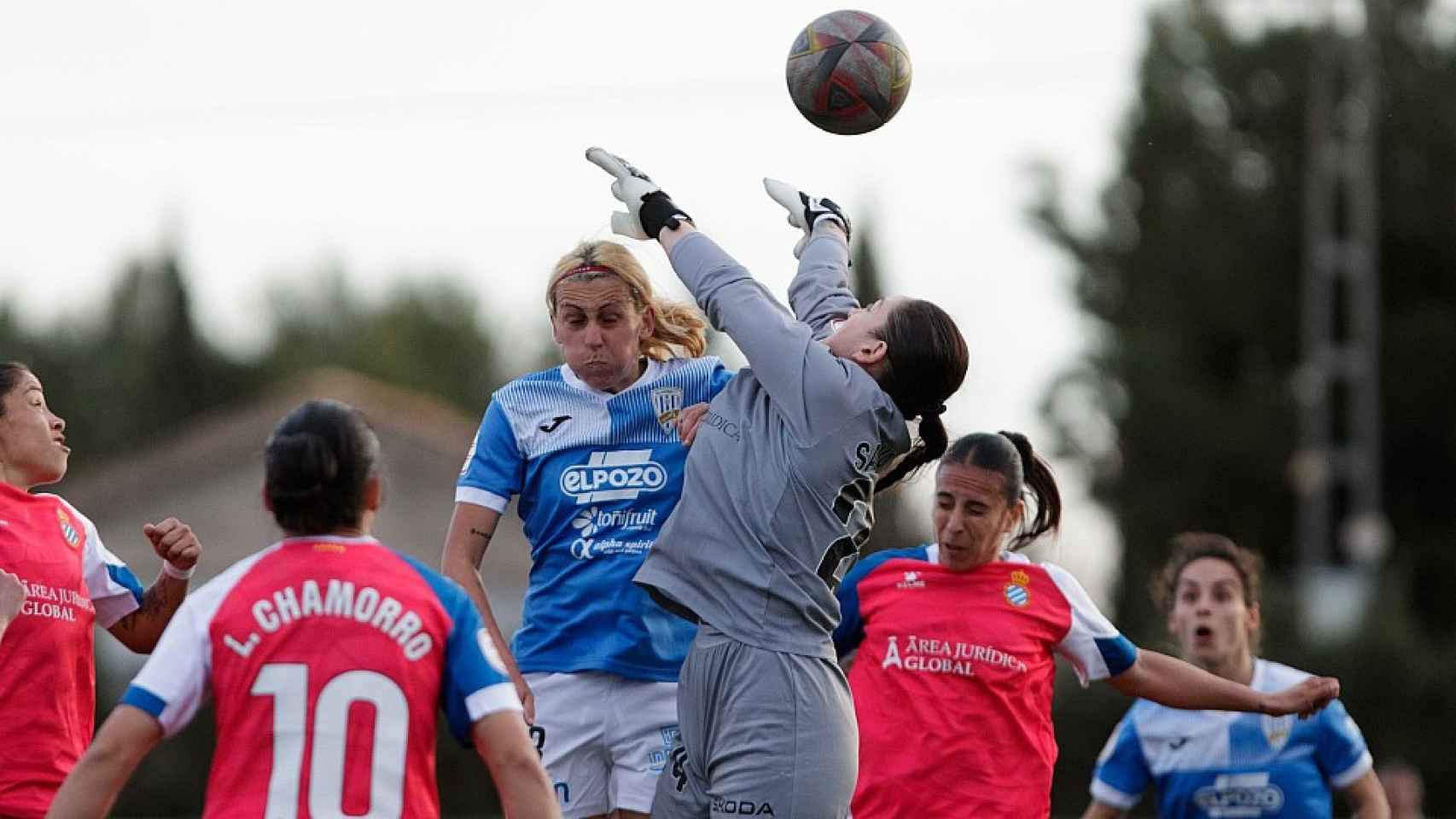 Una jugadora del Alhama El Pozo FEM pelea un balón con la portera del Espanyol FEM