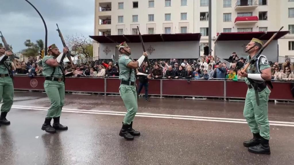Legionarios haciendo una de las acrobacias con el arma