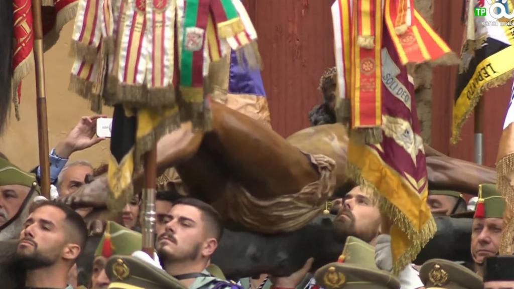 Legionarios sacan al Cristo de Mena para su entronización.